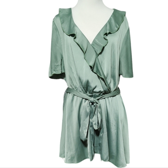 BloomChic Sage Green Short Bell Sleeves Ruffled Neckline Size 14-16 - Picture 1 of 4